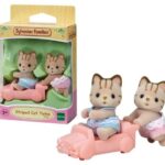 پیشی دوقلوها به همراه ماشین کودک Sylvanian Families, image
