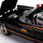 ماشین کلاسیک Batmobile و فیگورهای فلزی رابین و بتمن با مقیاس 1:18, image 3