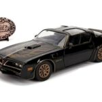 ماشین فلزی پونتیاک مدل 1977 Firebird به همراه نشان فلزی Smokey and the Bandit با مقیاس 1:24, image 8