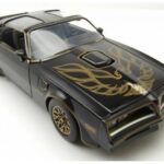 ماشین فلزی پونتیاک مدل 1977 Firebird به همراه نشان فلزی Smokey and the Bandit با مقیاس 1:24, image 4